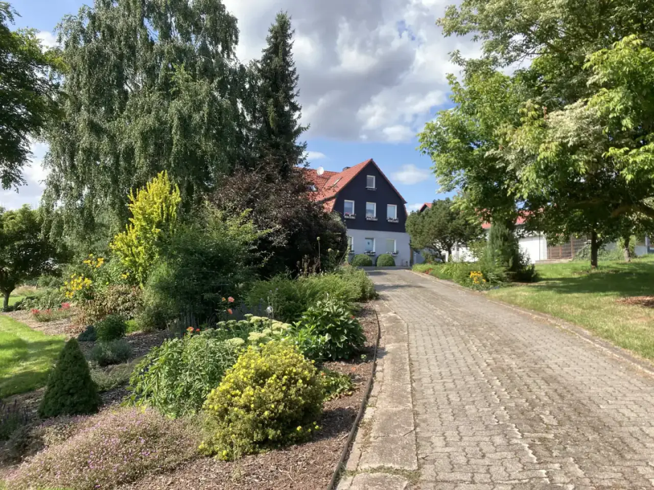 Einfahrt zur Pension Volgenandt im Sommer