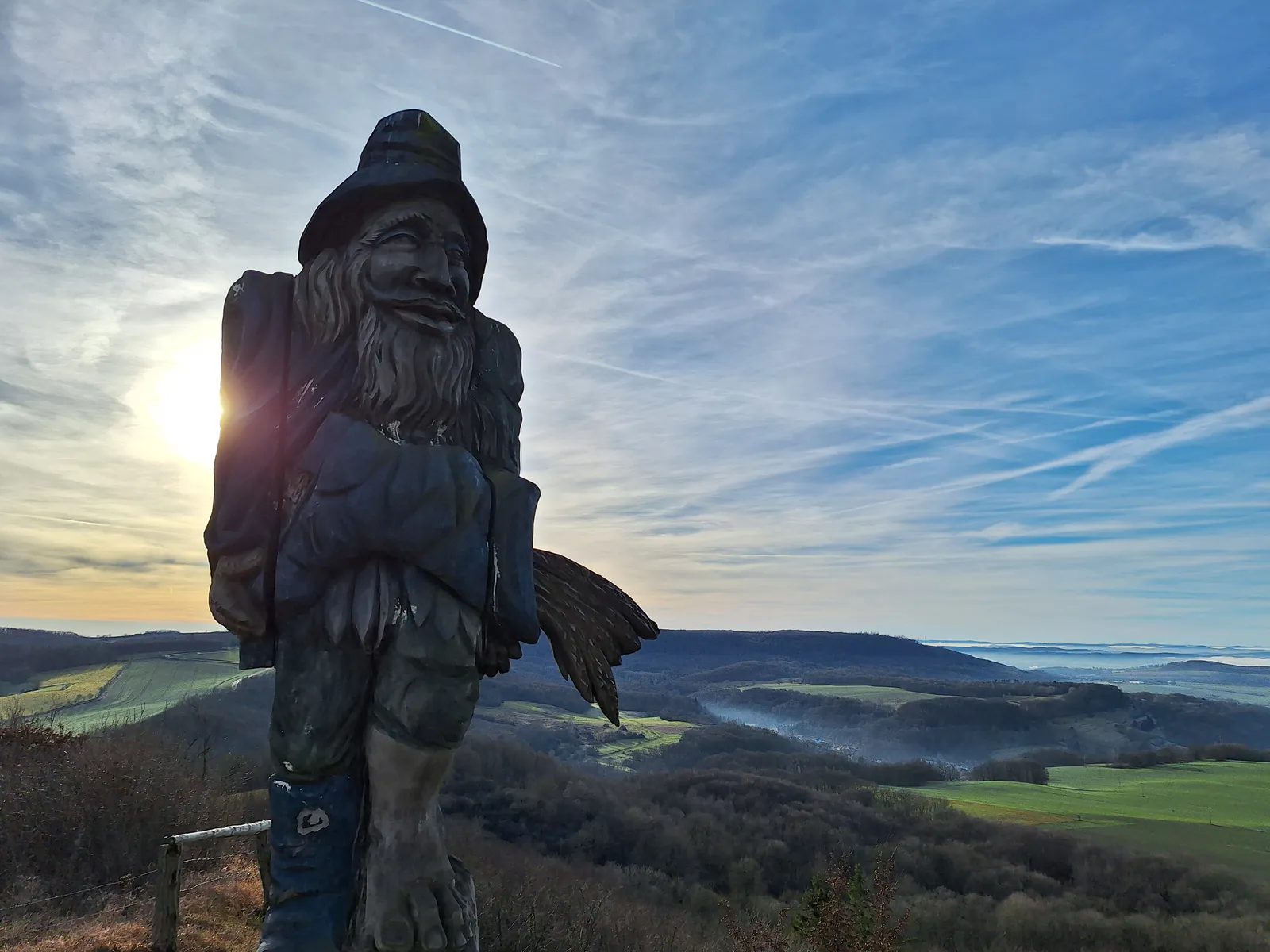 Holzriese-Skulptur am Sonnenstein mit weitem Panoramablick über das Eichsfeld im Winter