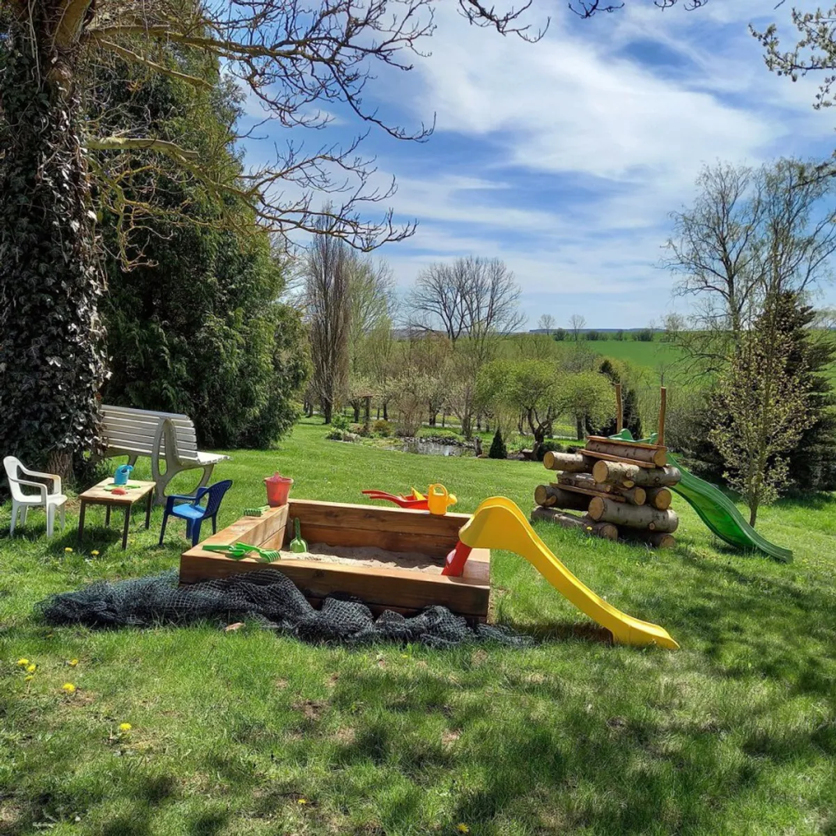 Großer Garten mit Spielplatz an der Pension Volgenandt