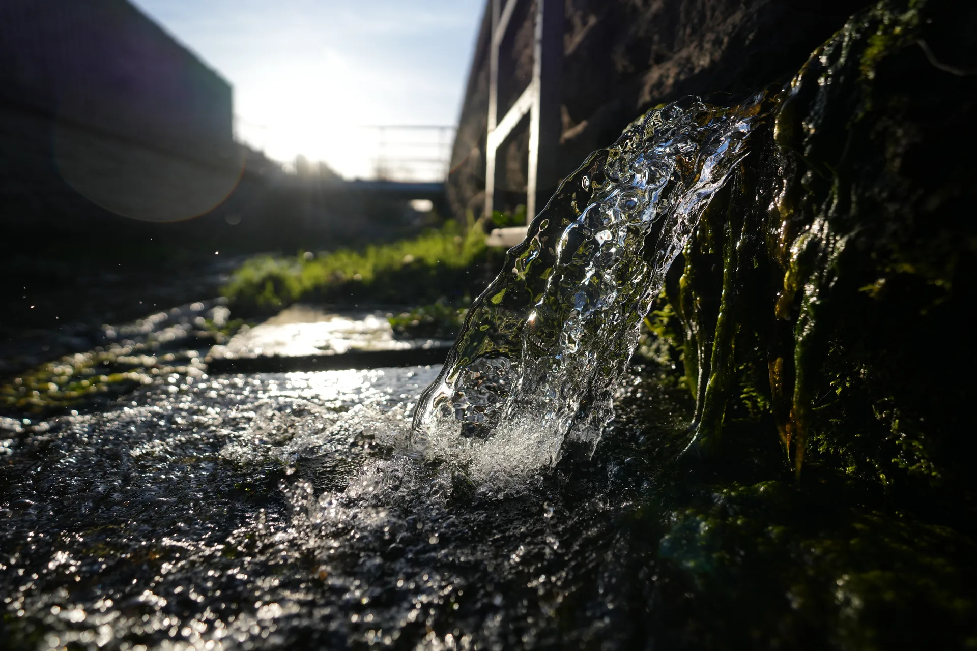 Wasser sprudelt aus einem Naturstein – eigener Brunnen der Pension Volgenandt