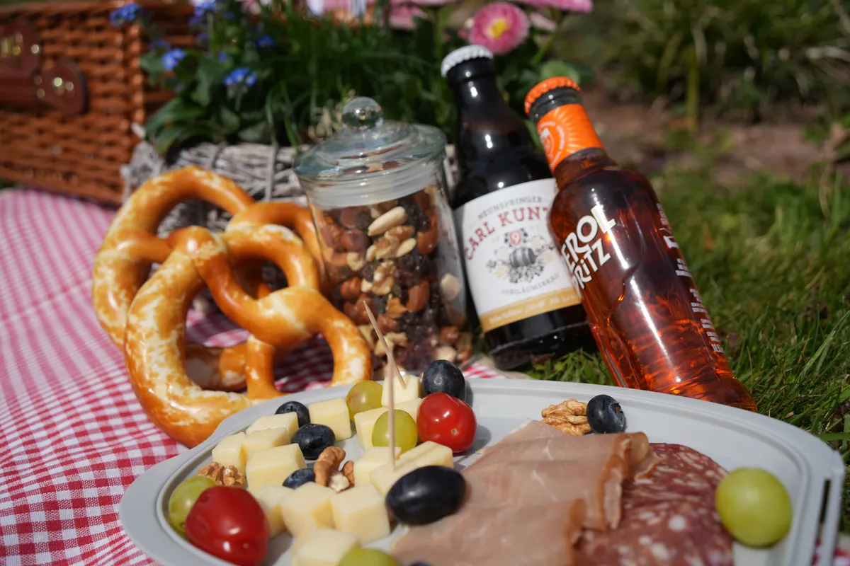 Abendschmaus mit Brezeln, Käse-Wurst-Platte und Getränken
