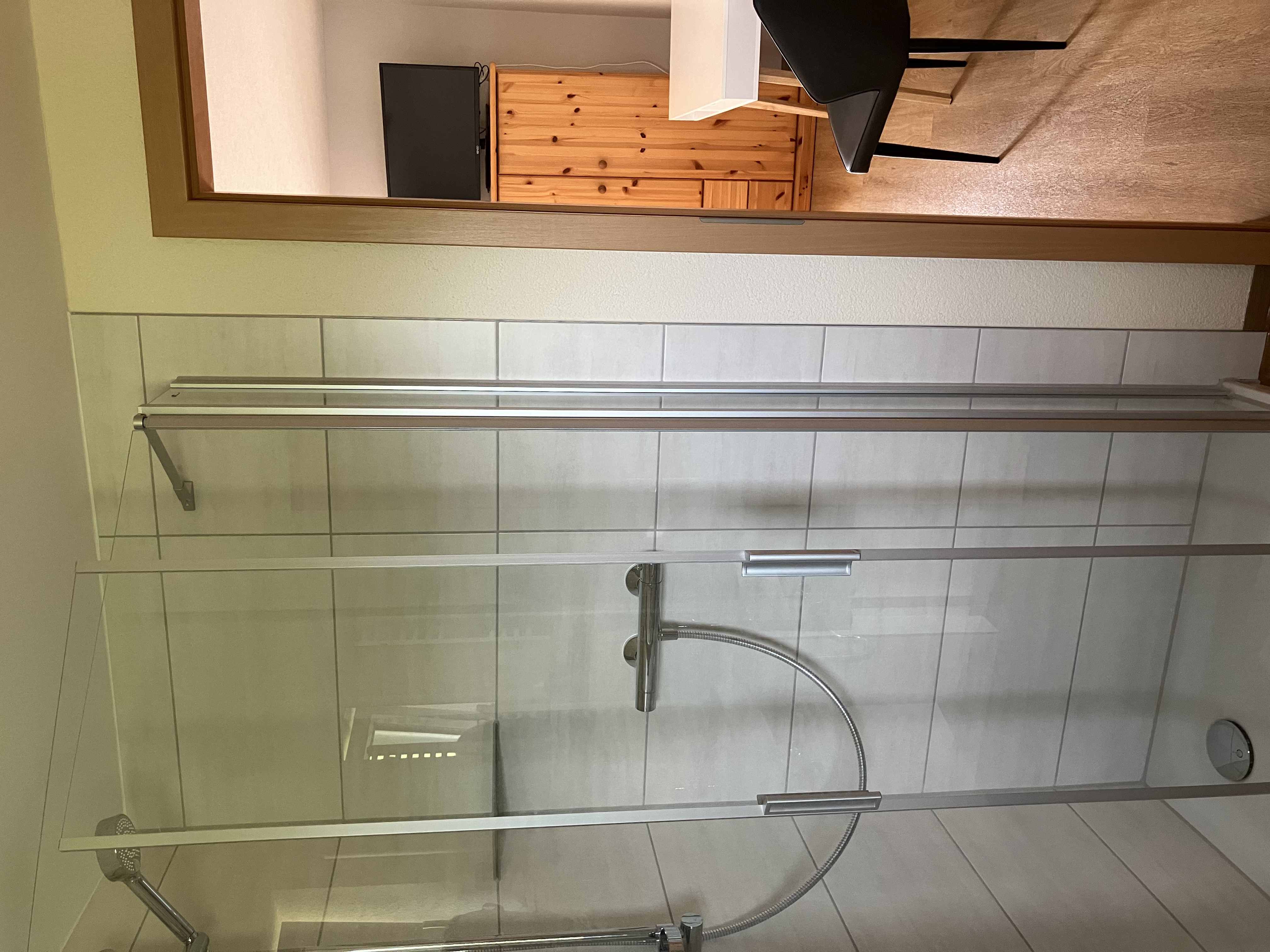 Badezimmer mit Glasdusche