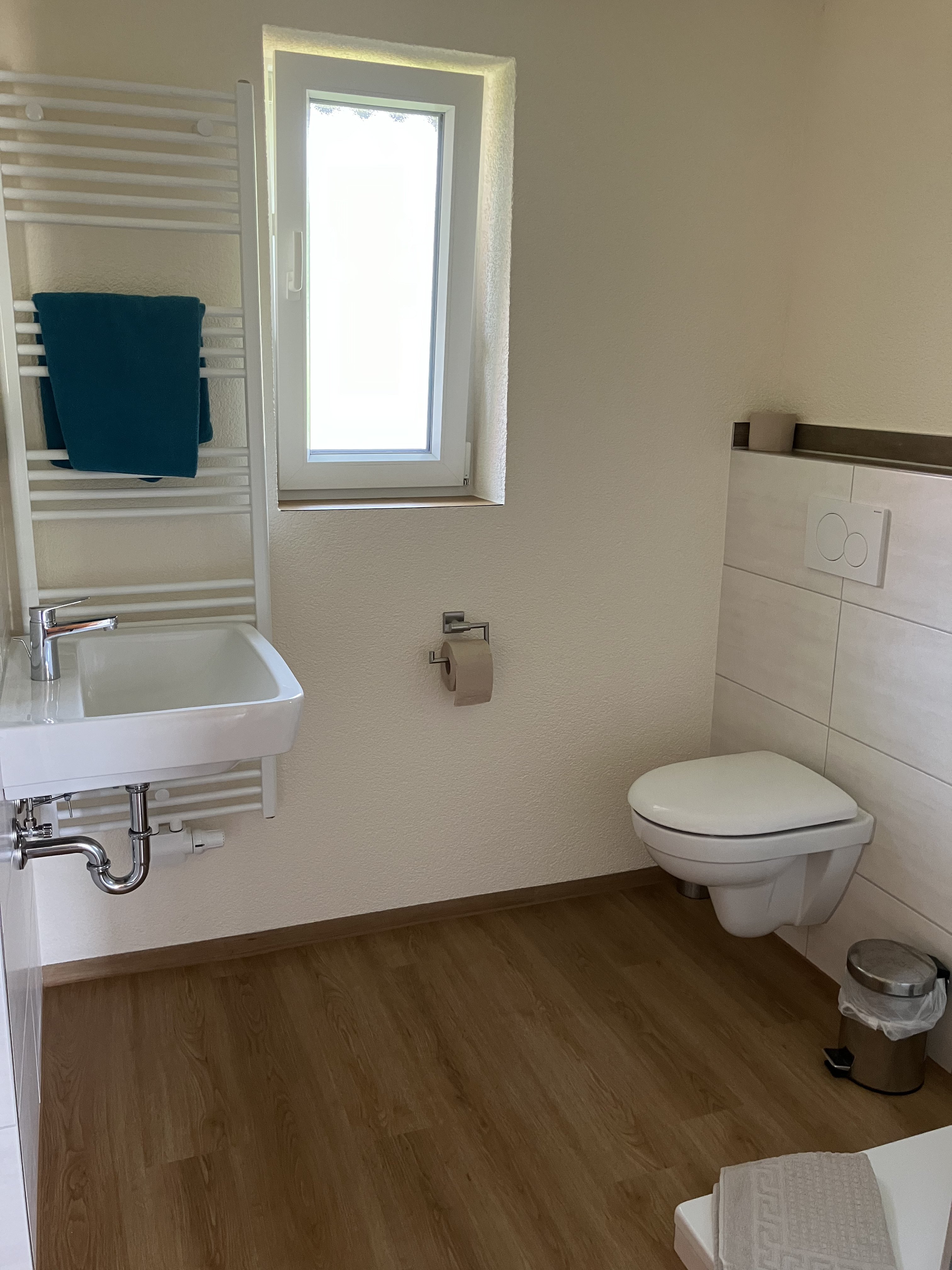 Badezimmer mit Waschbecken und Handtuchheizung