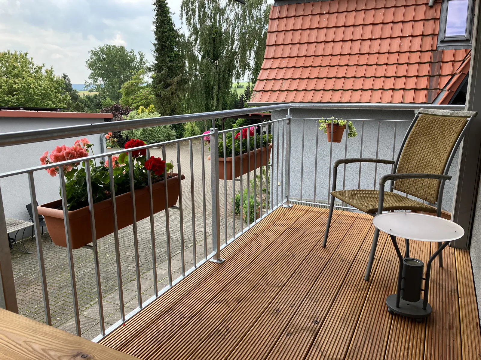 Balkonzimmer – Balkon mit Blumenkasten und Aussicht
