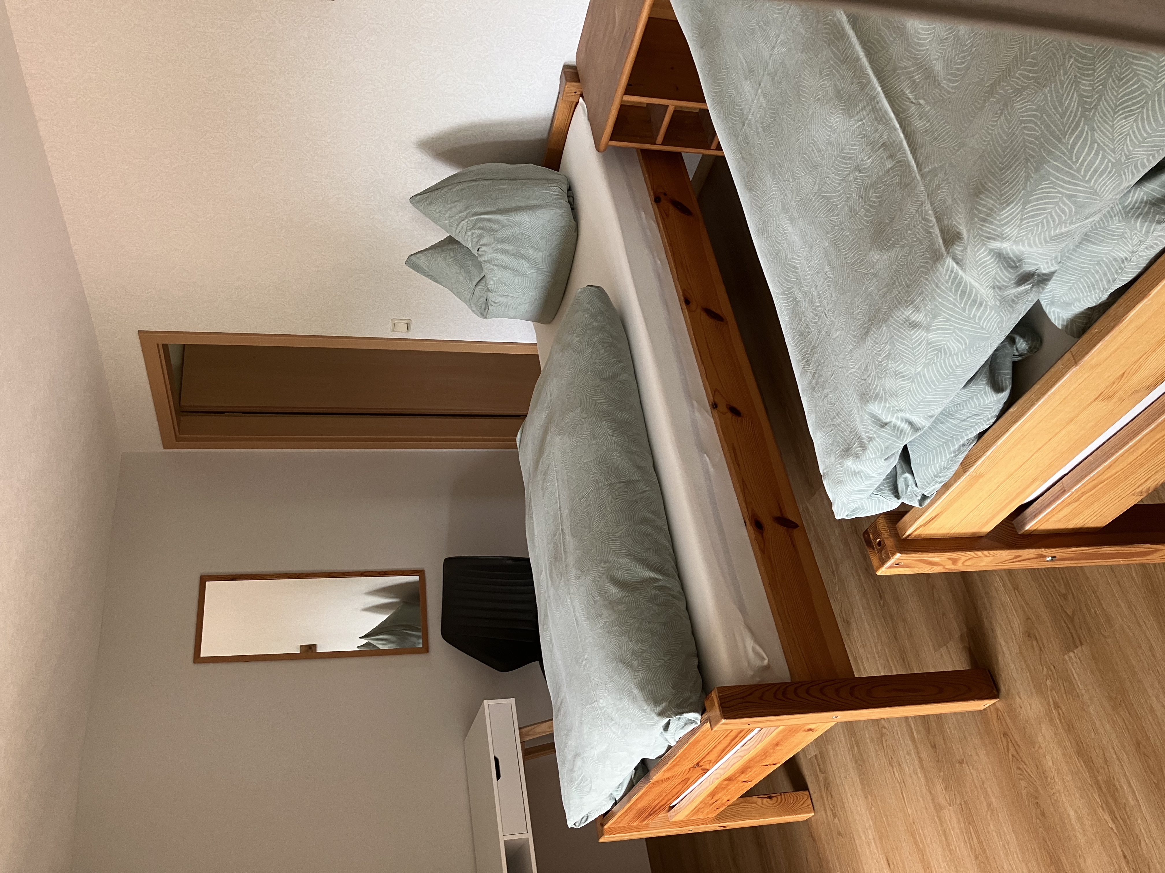 Zwei Einzelbetten mit gemütlicher Einrichtung