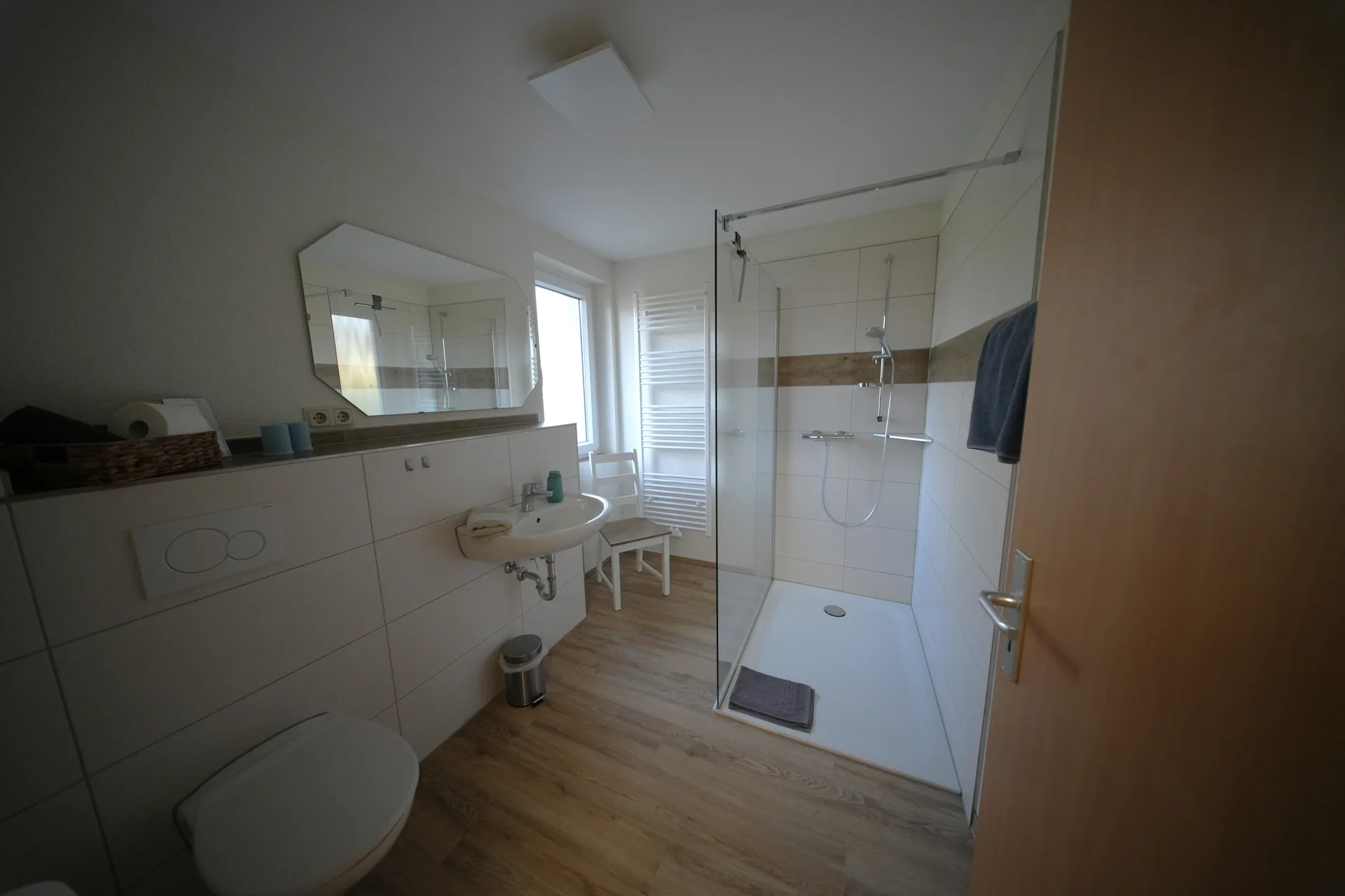 Emil's Kuhwiese – Bright bathroom with walk-in shower and WC