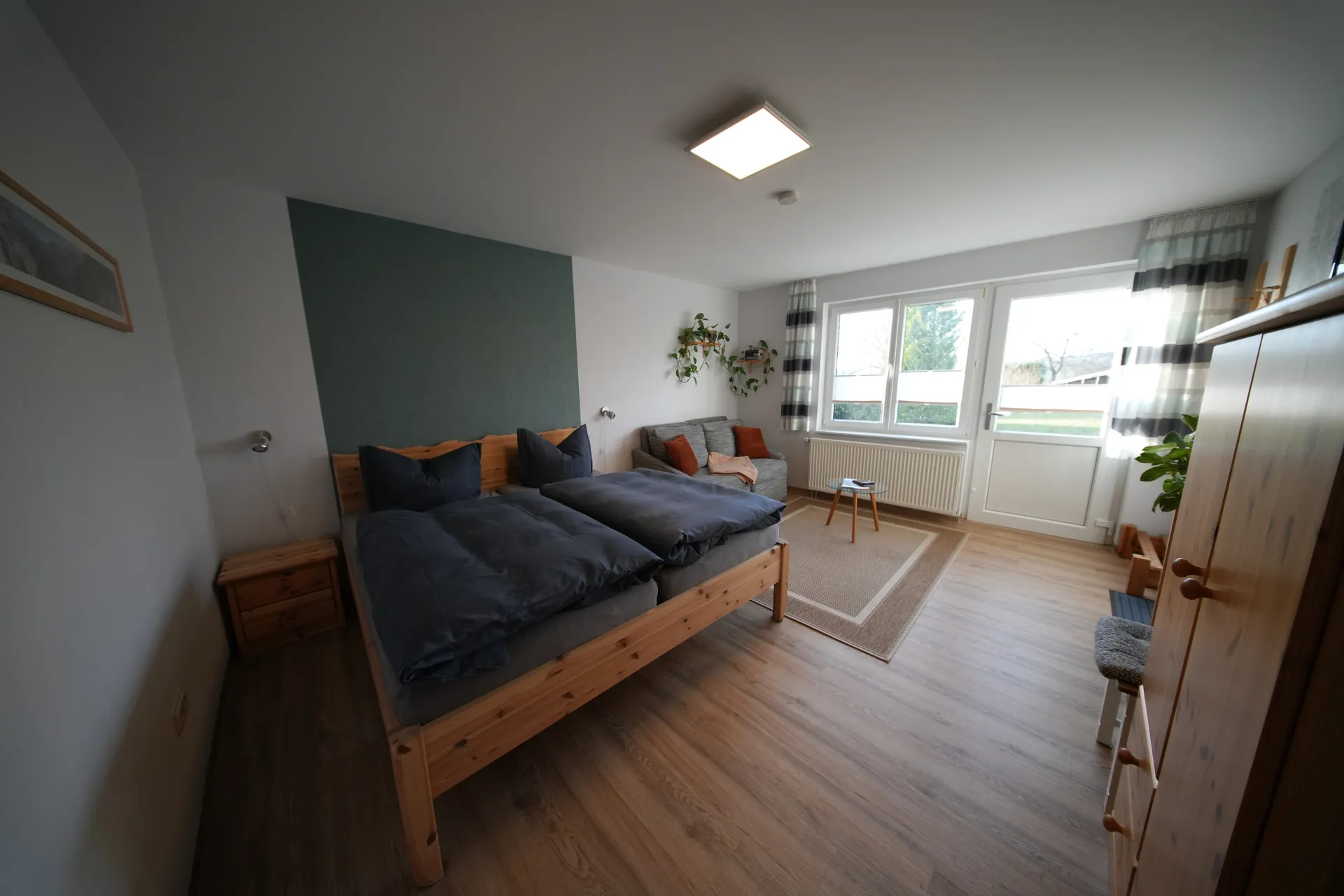 Ferienwohnung Emil's Kuhwiese – Schlafzimmer mit Doppelbett