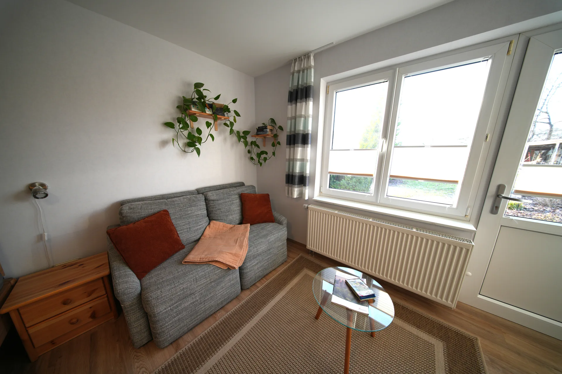 Emil's Kuhwiese – Living area with sofa and garden view