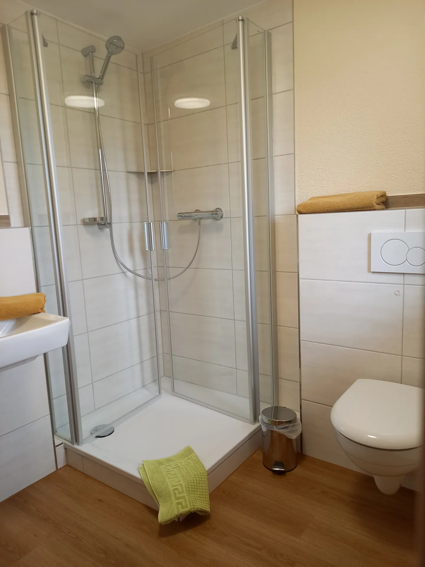 Badezimmer mit ebenerdiger Dusche und WC