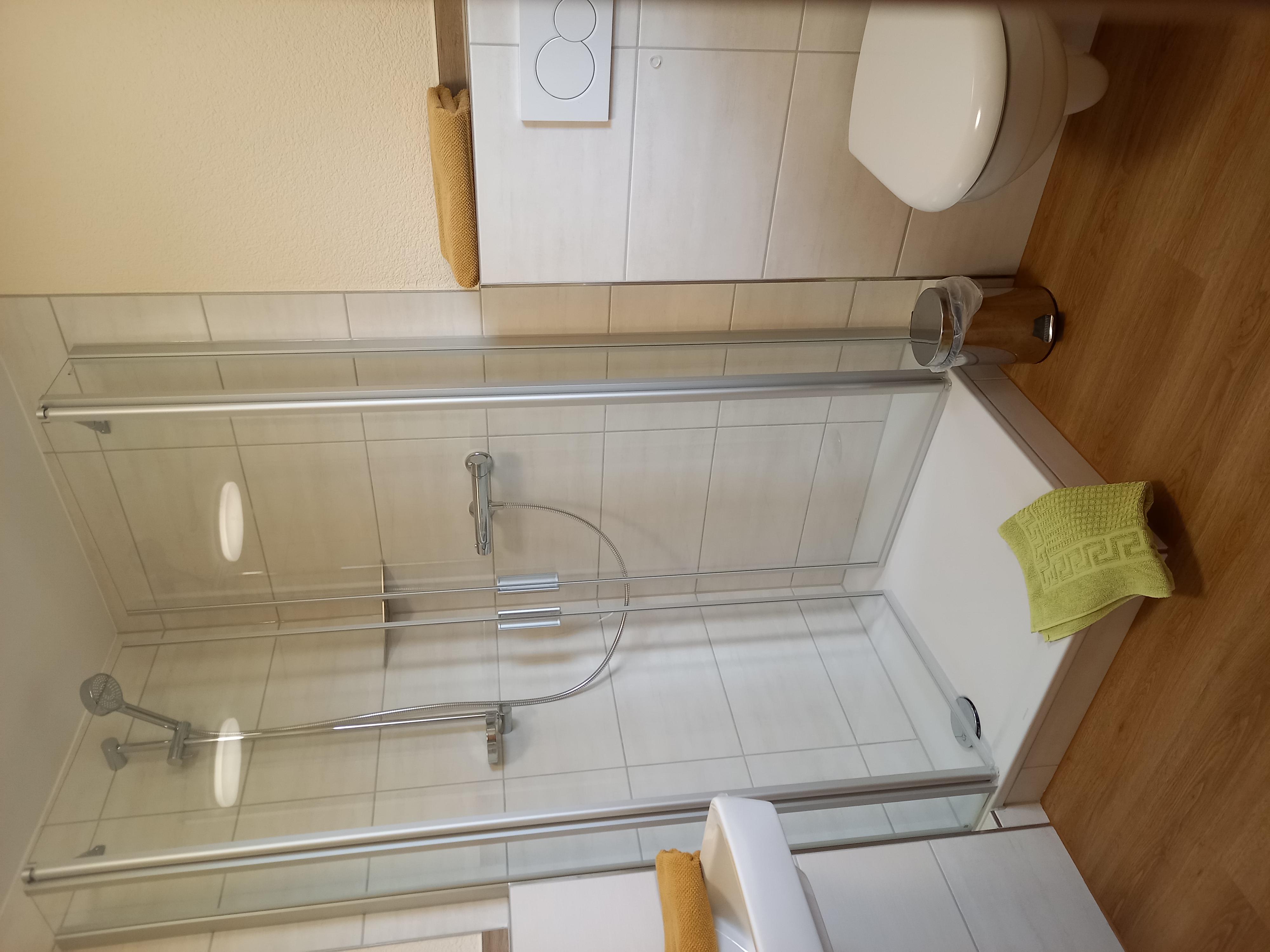 Privates Badezimmer mit Dusche