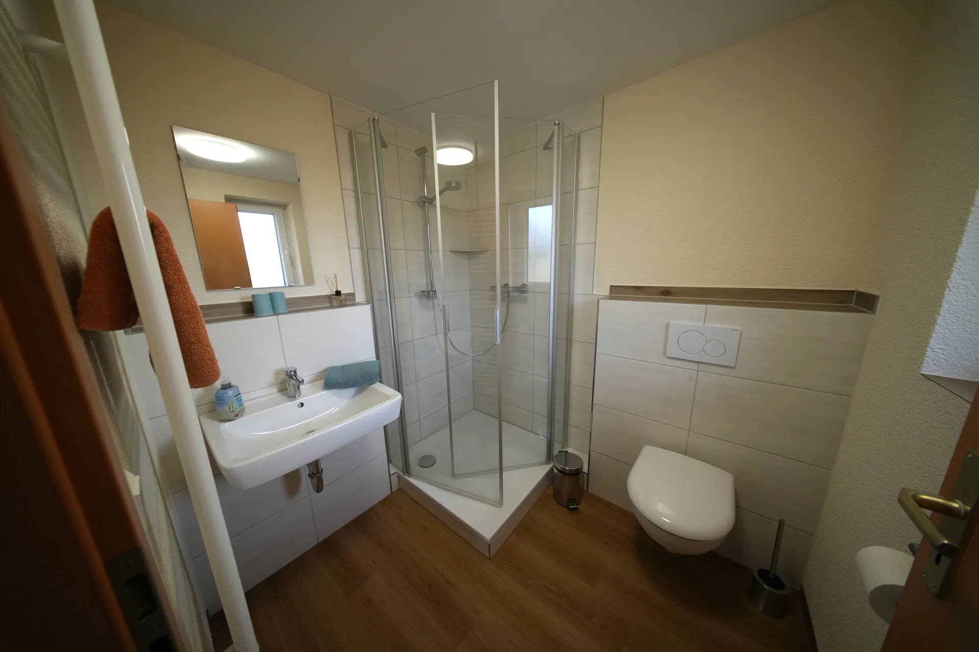 Privates Badezimmer mit Eckdusche und WC