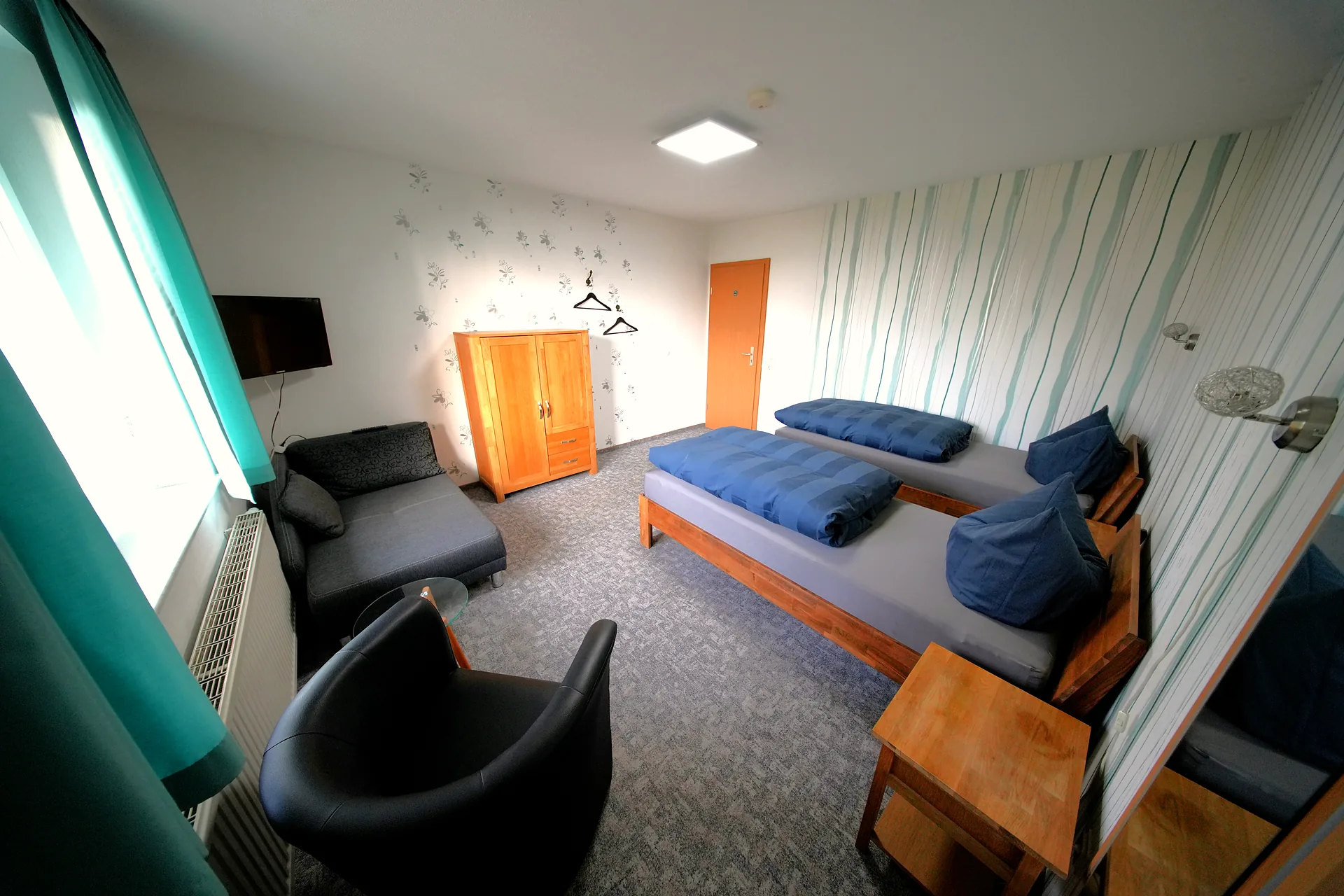 Rose Garden – Room overview with sofa corner and seating area