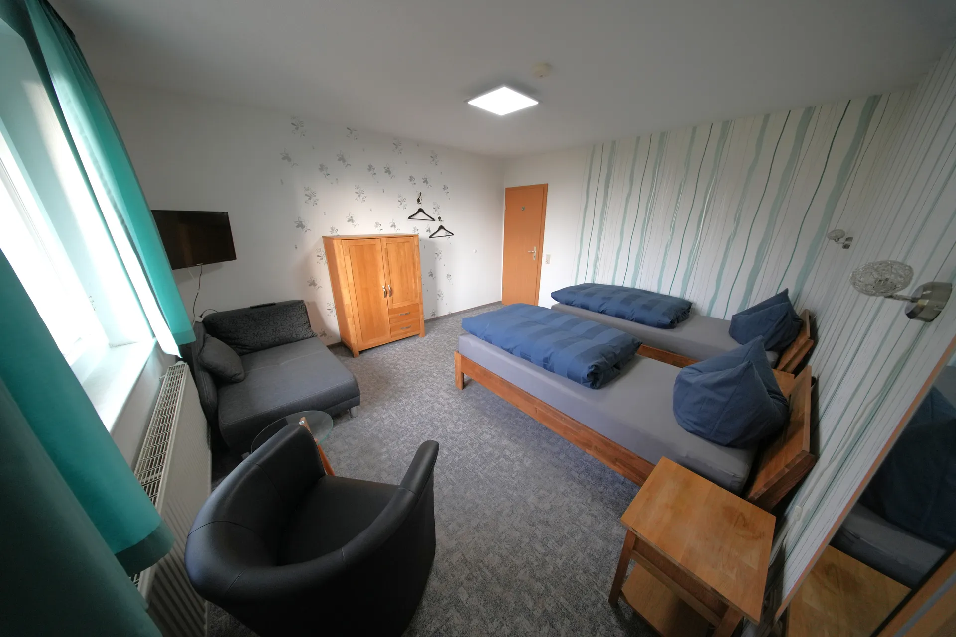 Zimmer Rosengarten – Einzelbetten mit Sessel und Schrank