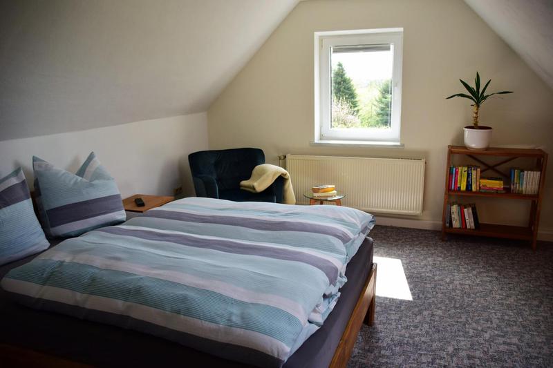 Schlafzimmer 1 mit Kingsize-Bett