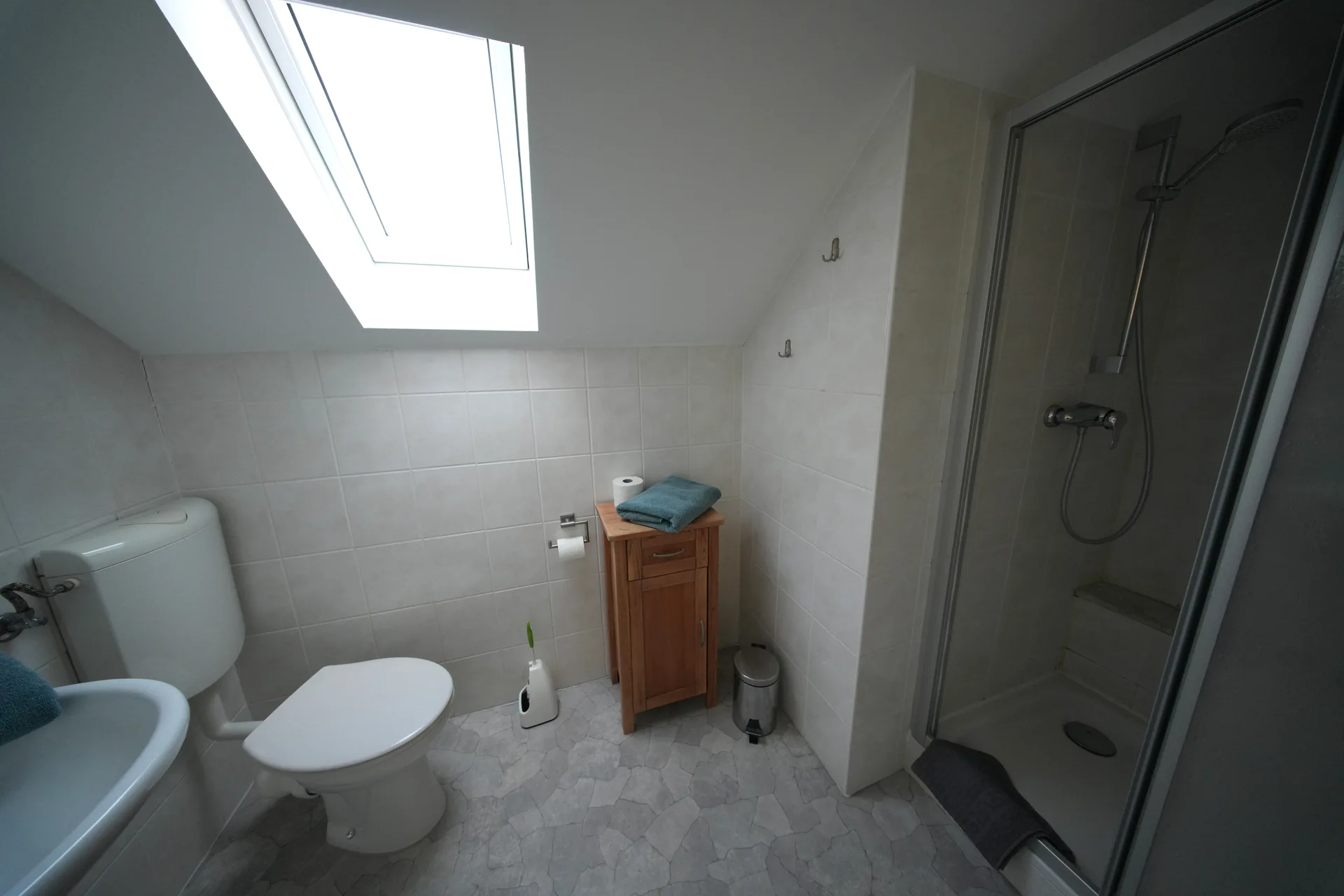 Schöne Aussicht – Bright bathroom with skylight and shower