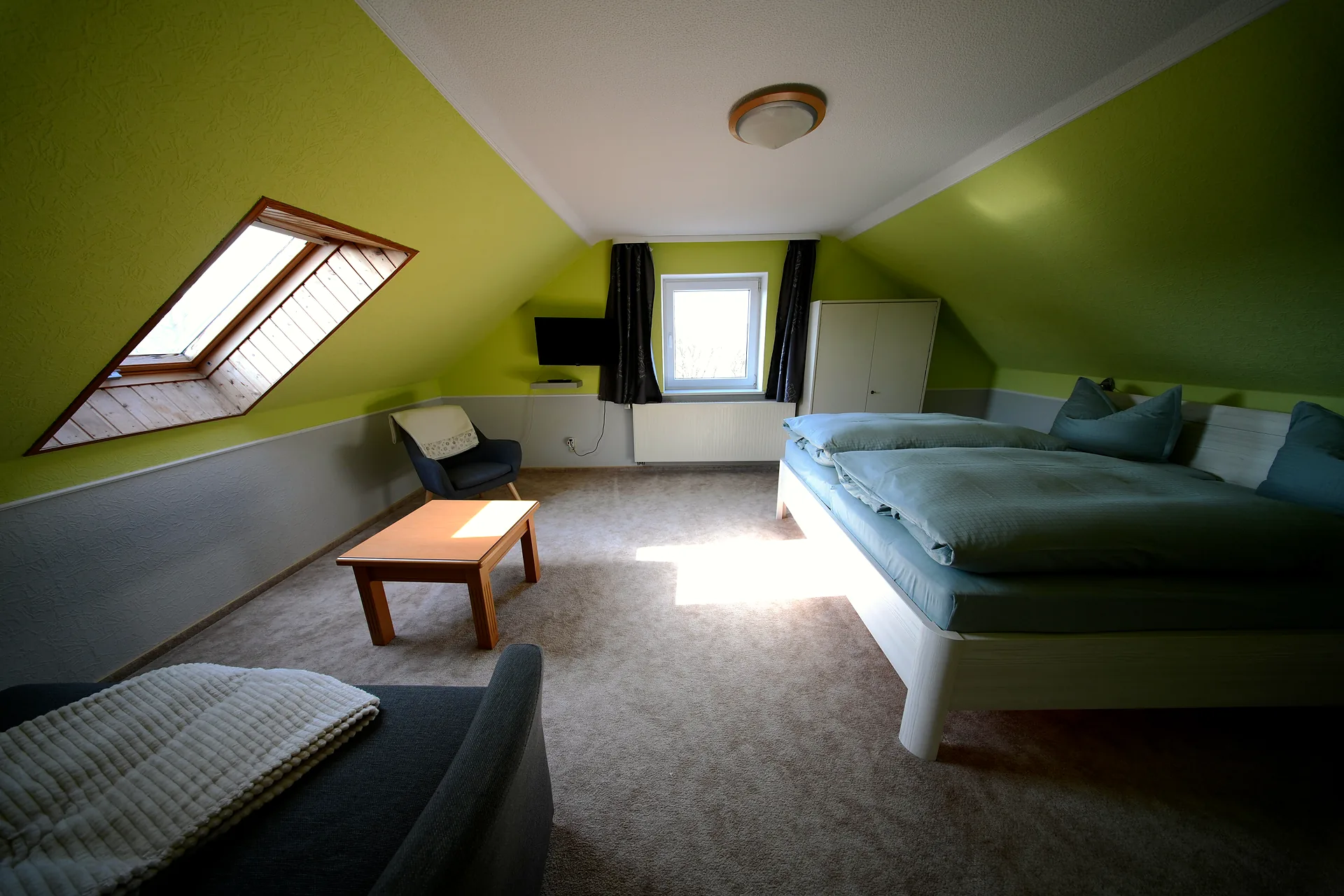 Schöne Aussicht – Bedroom with skylight and green accent wall