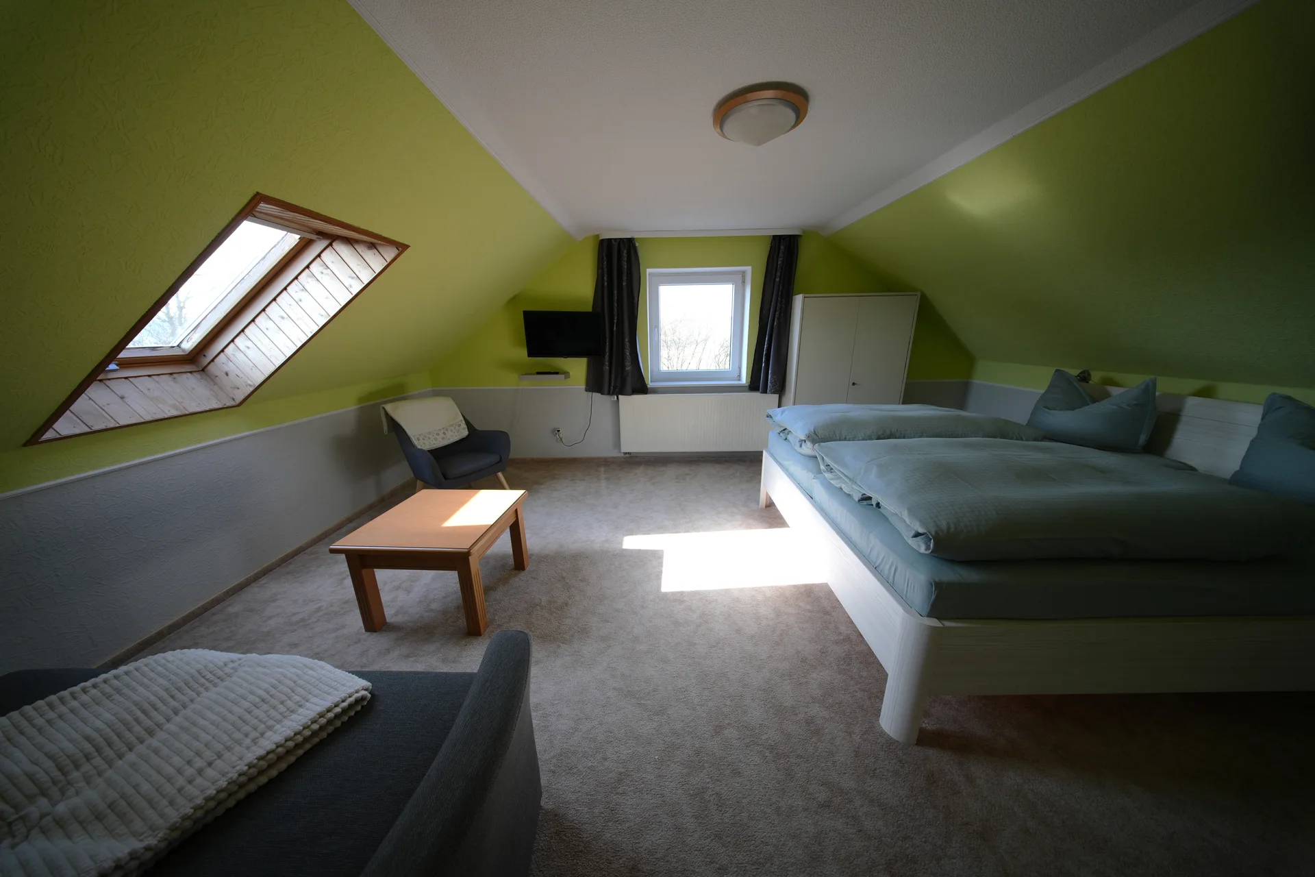 Schöne Aussicht – Bright bedroom with double bed under sloped ceiling