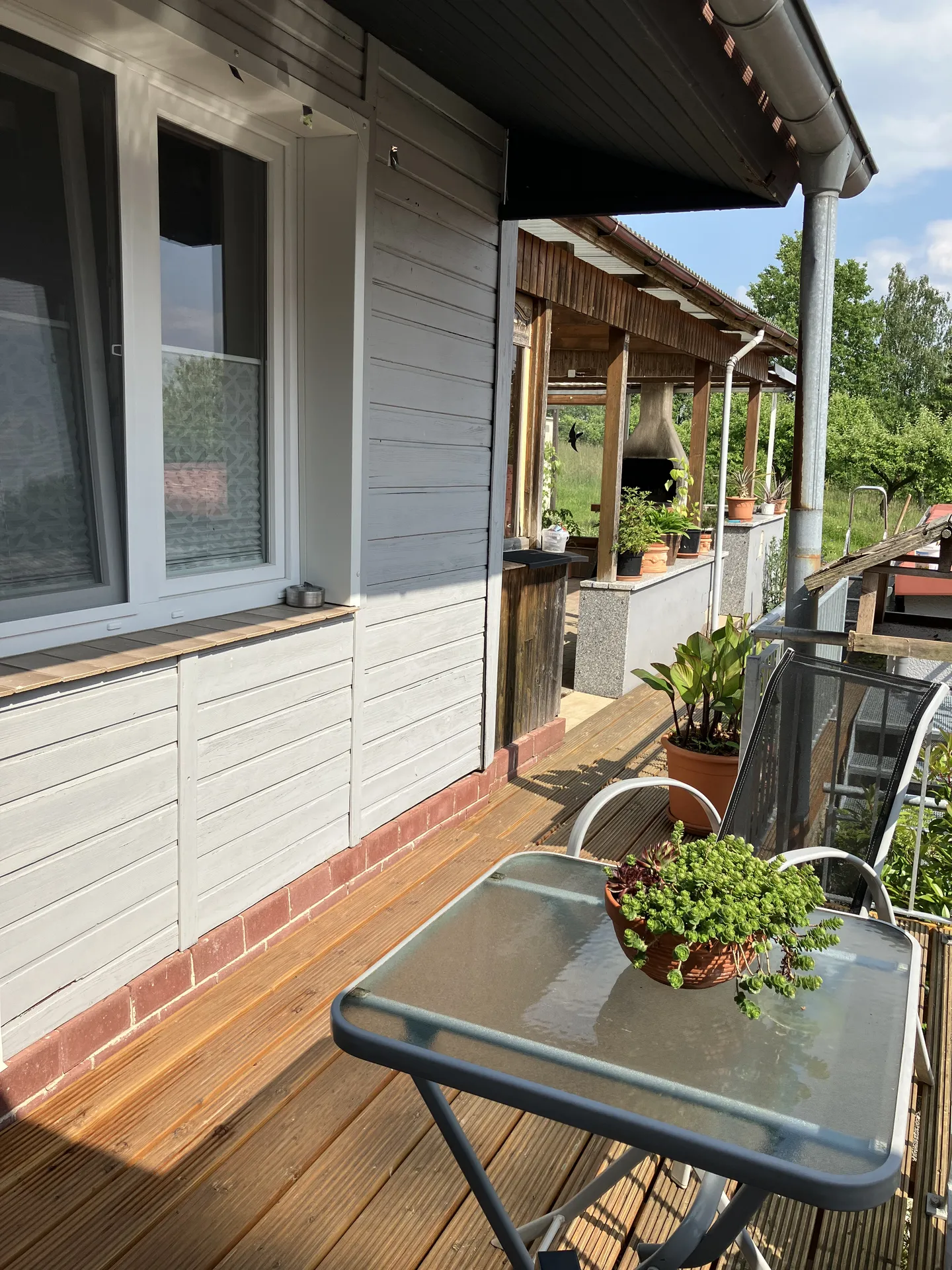 Balkon mit Tisch und Blick zur Terrasse