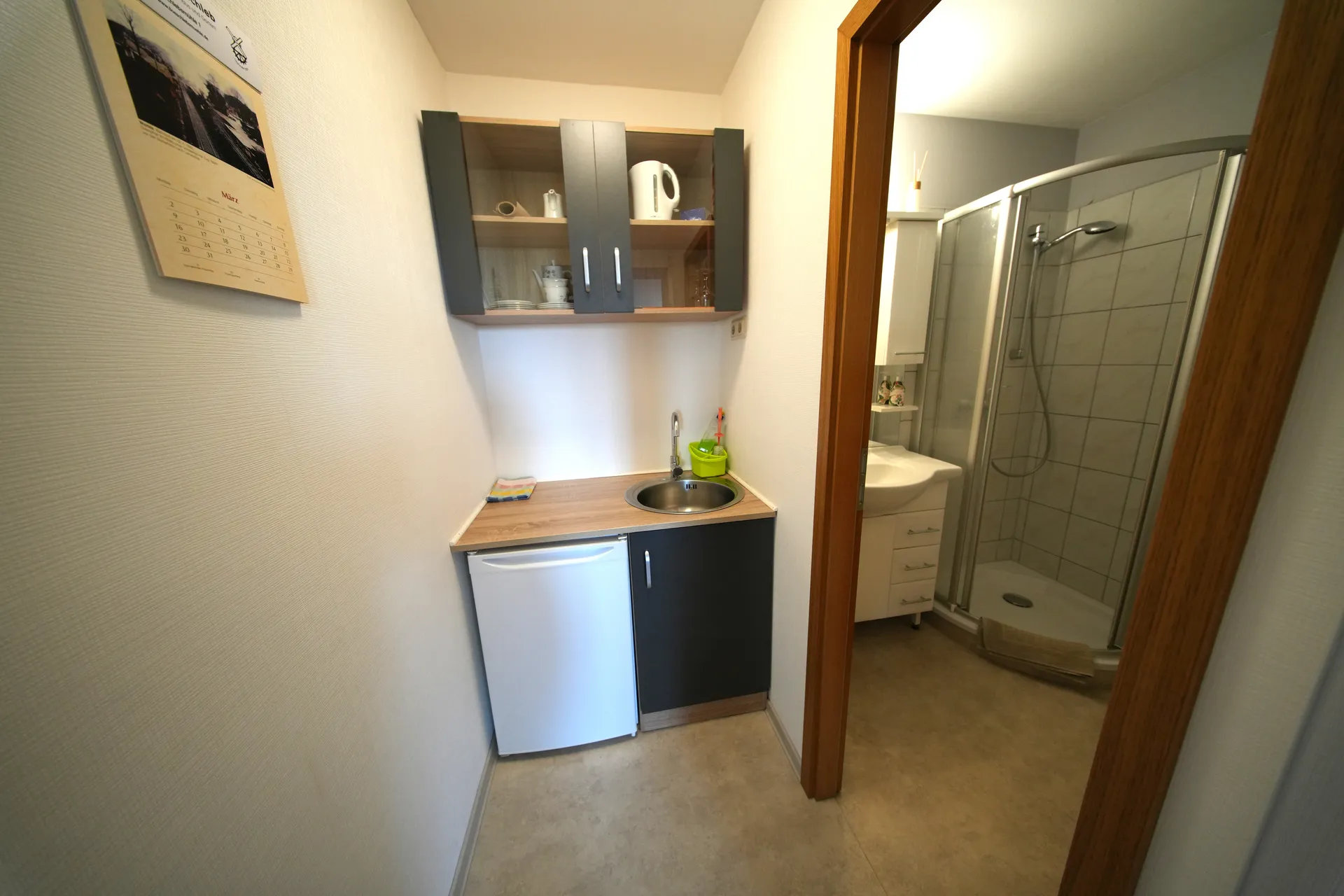 Küchenbereich mit Blick zum Badezimmer