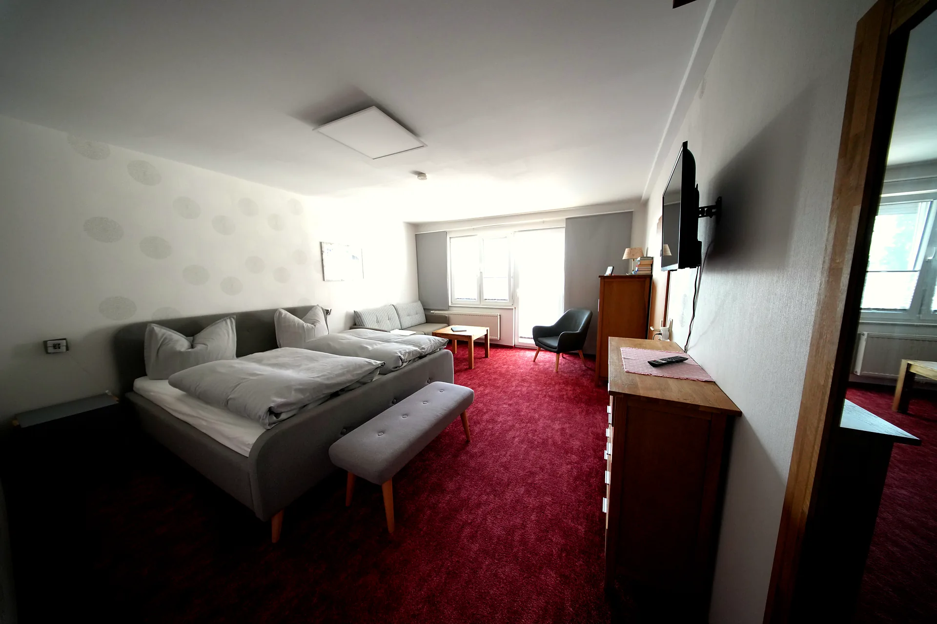 Comfort Apartment – Sleeping and living area with TV