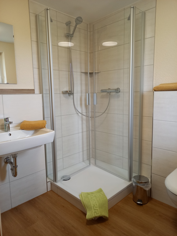 Privates Badezimmer mit Dusche