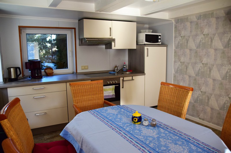 Gemeinschaftsküche mit Herd und Ofen